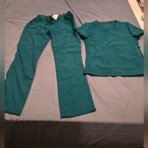 Koi Lite Scrub Set